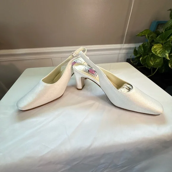 Special Occasions by Saugus Shoe White Heels - Picture 3 of 8